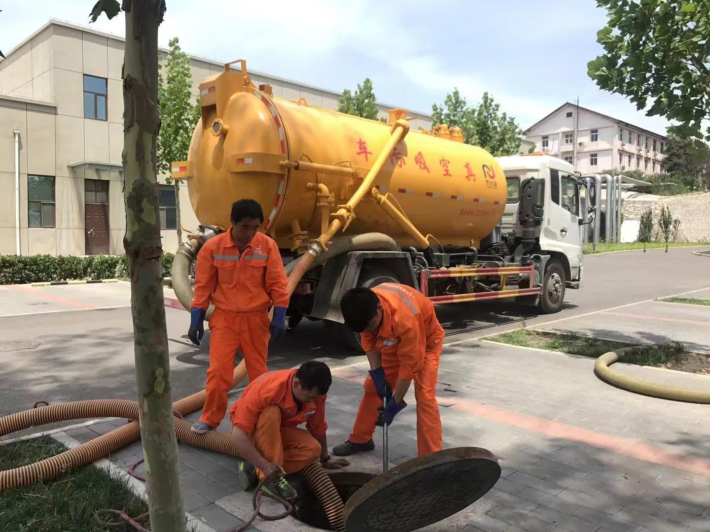 麻章管道疏通车停在窨井附近