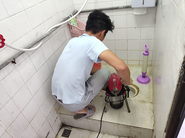 麻章管道堵塞冒臭气 专业师傅现场解决问题