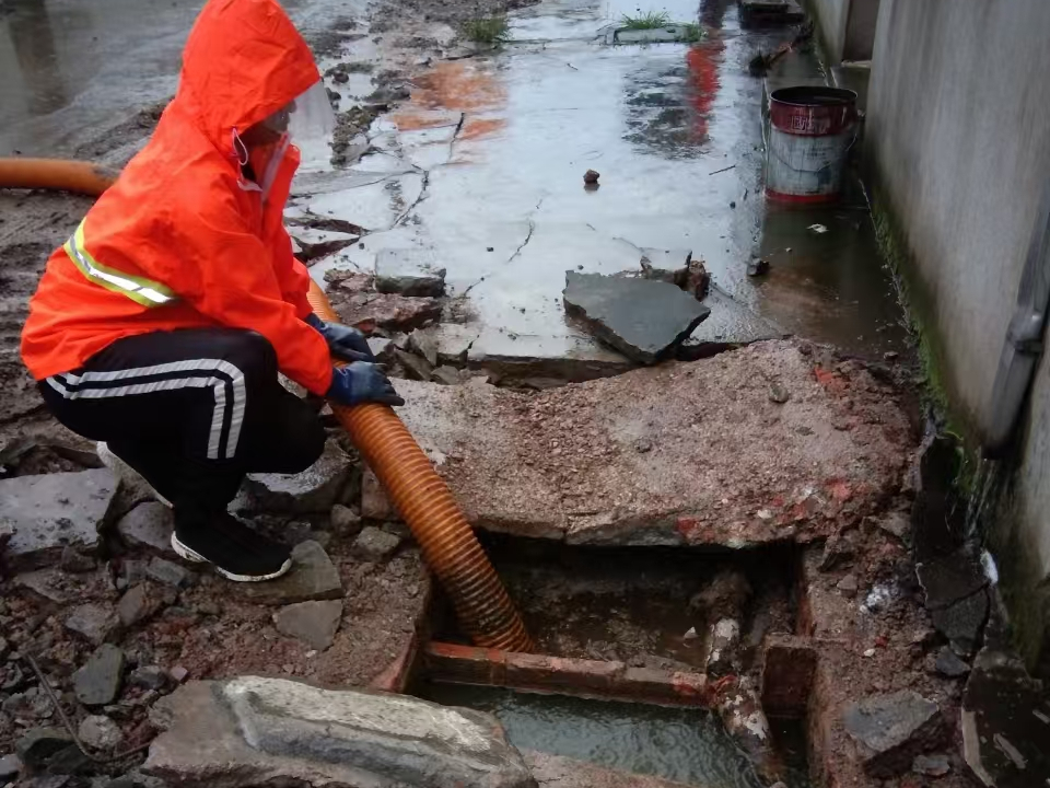 麻章专业清理污水池 炜誉市政以规范流程守护城市 “肠道”